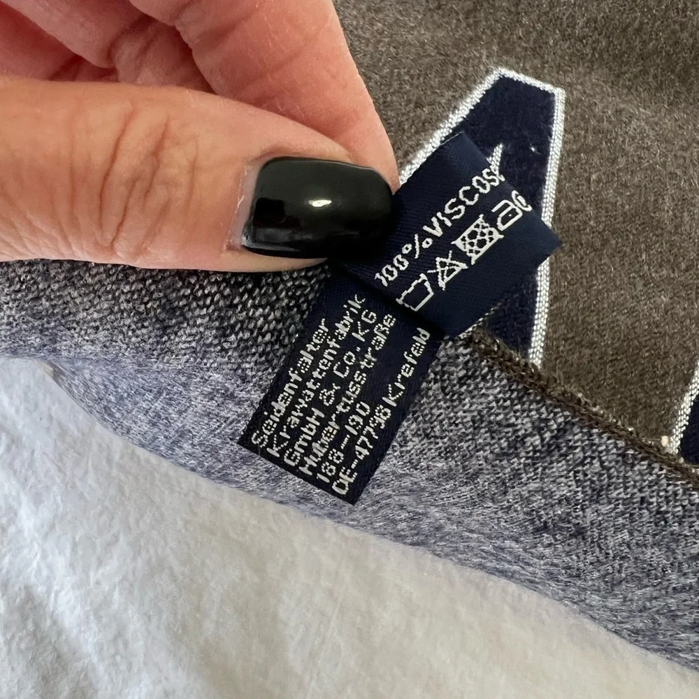 Prince Bowtie | Männergrippe | Men’s Scarf Muffler 71” x 12.5” | Gray Black.